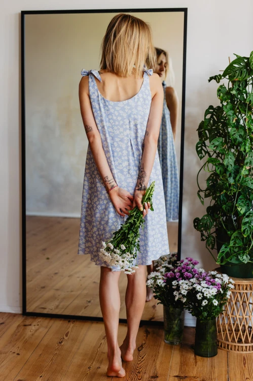 sukienka-ciazowa-i-do-karmienia-lia-letnie-niebo-prezentowana-na-modelce-od-tylu