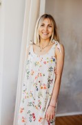 sukienka-ciazowa-i-do-karmienia-lia-polna-laka-prezentowana-na-modelce-od-przodu