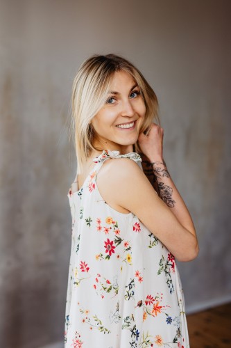 sukienka-ciazowa-i-do-karmienia-lia-polna-laka-prezentowana-na-modelce-od-boku