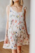 sukienka-ciazowa-i-do-karmienia-lia-polna-laka-prezentowana-na-modelce-w-ruchu