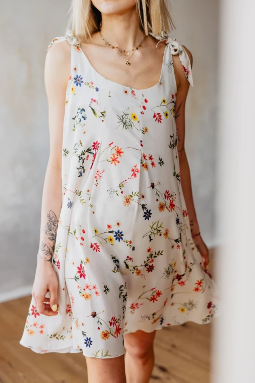 sukienka-ciazowa-i-do-karmienia-lia-polna-laka-prezentowana-na-modelce-w-ruchu