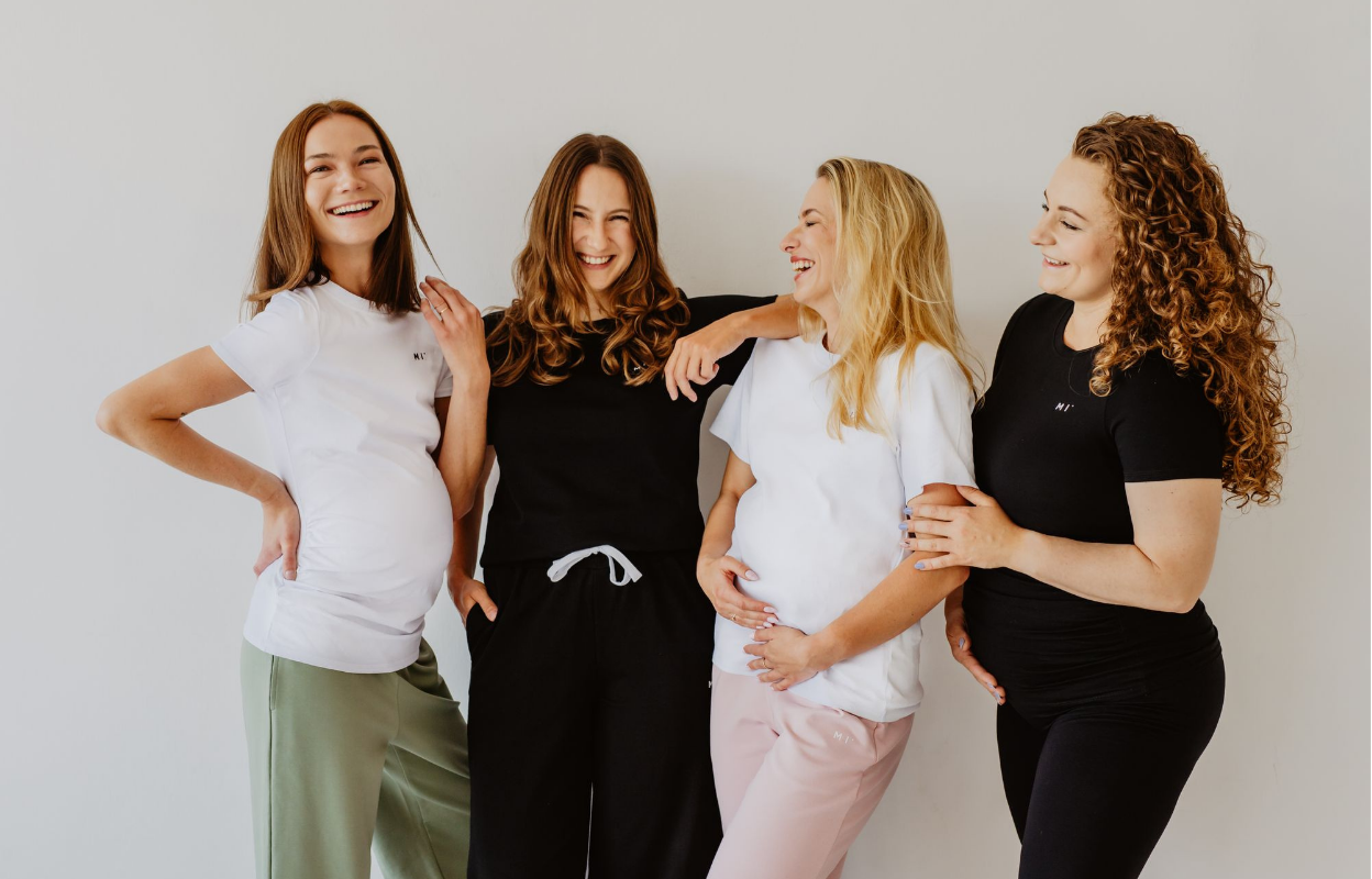 Modelki Misimi w koszulkach i spodniach z kolekcji Basic